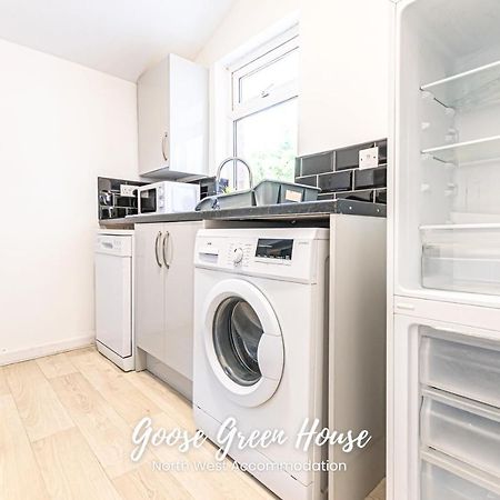 Modern 3Br House In Ince Ideal For Contractors & Long Stays Wigan Exterior foto